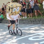Účastníci koloběžkové Grand Prix v Bechyni musí vypít na trase pivo i mléko