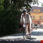 Účastníci koloběžkové Grand Prix v Bechyni musí vypít na trase pivo i mléko