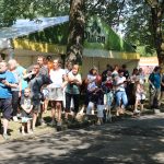 Účastníci koloběžkové Grand Prix v Bechyni musí vypít na trase pivo i mléko