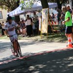 Účastníci koloběžkové Grand Prix v Bechyni musí vypít na trase pivo i mléko