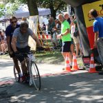 Účastníci koloběžkové Grand Prix v Bechyni musí vypít na trase pivo i mléko
