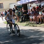 Účastníci koloběžkové Grand Prix v Bechyni musí vypít na trase pivo i mléko
