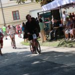 Účastníci koloběžkové Grand Prix v Bechyni musí vypít na trase pivo i mléko