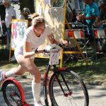 Účastníci koloběžkové Grand Prix v Bechyni musí vypít na trase pivo i mléko