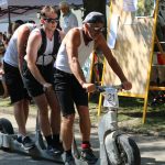 Účastníci koloběžkové Grand Prix v Bechyni musí vypít na trase pivo i mléko