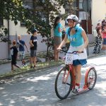 Účastníci koloběžkové Grand Prix v Bechyni musí vypít na trase pivo i mléko