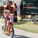 Účastníci koloběžkové Grand Prix v Bechyni musí vypít na trase pivo i mléko
