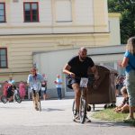 Účastníci koloběžkové Grand Prix v Bechyni musí vypít na trase pivo i mléko