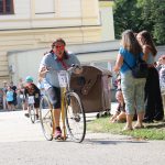 Účastníci koloběžkové Grand Prix v Bechyni musí vypít na trase pivo i mléko