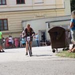 Účastníci koloběžkové Grand Prix v Bechyni musí vypít na trase pivo i mléko