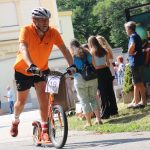 Účastníci koloběžkové Grand Prix v Bechyni musí vypít na trase pivo i mléko