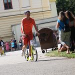 Účastníci koloběžkové Grand Prix v Bechyni musí vypít na trase pivo i mléko