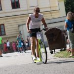 Účastníci koloběžkové Grand Prix v Bechyni musí vypít na trase pivo i mléko