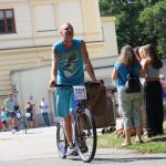 Účastníci koloběžkové Grand Prix v Bechyni musí vypít na trase pivo i mléko