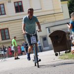 Účastníci koloběžkové Grand Prix v Bechyni musí vypít na trase pivo i mléko