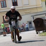 Účastníci koloběžkové Grand Prix v Bechyni musí vypít na trase pivo i mléko