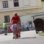 Účastníci koloběžkové Grand Prix v Bechyni musí vypít na trase pivo i mléko