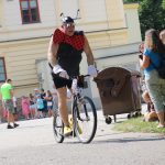 Účastníci koloběžkové Grand Prix v Bechyni musí vypít na trase pivo i mléko