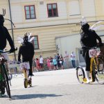 Účastníci koloběžkové Grand Prix v Bechyni musí vypít na trase pivo i mléko