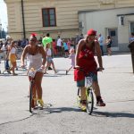 Účastníci koloběžkové Grand Prix v Bechyni musí vypít na trase pivo i mléko