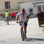 Účastníci koloběžkové Grand Prix v Bechyni musí vypít na trase pivo i mléko