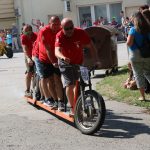 Účastníci koloběžkové Grand Prix v Bechyni musí vypít na trase pivo i mléko
