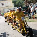 Účastníci koloběžkové Grand Prix v Bechyni musí vypít na trase pivo i mléko