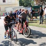 Účastníci koloběžkové Grand Prix v Bechyni musí vypít na trase pivo i mléko