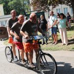Účastníci koloběžkové Grand Prix v Bechyni musí vypít na trase pivo i mléko