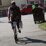 Účastníci koloběžkové Grand Prix v Bechyni musí vypít na trase pivo i mléko