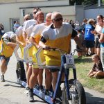 Účastníci koloběžkové Grand Prix v Bechyni musí vypít na trase pivo i mléko