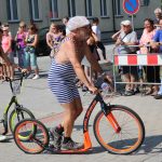 Účastníci koloběžkové Grand Prix v Bechyni musí vypít na trase pivo i mléko