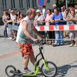 Účastníci koloběžkové Grand Prix v Bechyni musí vypít na trase pivo i mléko
