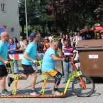 Účastníci koloběžkové Grand Prix v Bechyni musí vypít na trase pivo i mléko