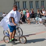 Účastníci koloběžkové Grand Prix v Bechyni musí vypít na trase pivo i mléko