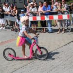 Účastníci koloběžkové Grand Prix v Bechyni musí vypít na trase pivo i mléko