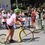 Účastníci koloběžkové Grand Prix v Bechyni musí vypít na trase pivo i mléko