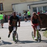 Účastníci koloběžkové Grand Prix v Bechyni musí vypít na trase pivo i mléko