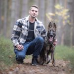 Policista v osobním volbu chytil zloděje, který utíkal v právě ukradených botách