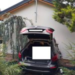 Nečekané probuzení obyvatel domku u Loučovic. Auto v domě