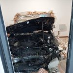 Nečekané probuzení obyvatel domku u Loučovic. Auto v domě