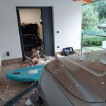 Nečekané probuzení obyvatel domku u Loučovic. Auto v domě