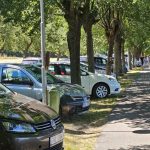 Svět obrů zapříčinil v Chlumu u Třeboně parkovací peklo. Radnice chystá nová opatření