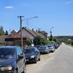 Svět obrů zapříčinil v Chlumu u Třeboně parkovací peklo. Radnice chystá nová opatření