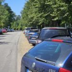 Svět obrů zapříčinil v Chlumu u Třeboně parkovací peklo. Radnice chystá nová opatření