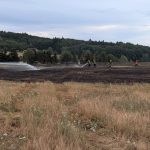 U Přešťovic hořela tráva a nálety. Požár ohrožoval zemědělské objekty