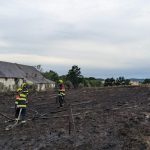U Přešťovic hořela tráva a nálety. Požár ohrožoval zemědělské objekty