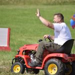 Sedmdesát traktorů rozburácelo Kosmo. Vítězové si odvezli let vrtulníkem