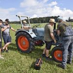 Sedmdesát traktorů rozburácelo Kosmo. Vítězové si odvezli let vrtulníkem