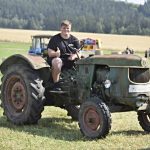 Sedmdesát traktorů rozburácelo Kosmo. Vítězové si odvezli let vrtulníkem